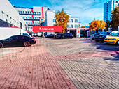 Обойти здание с правой стороны, направляться в сторону 7 подъезда, ориентир — автомойка