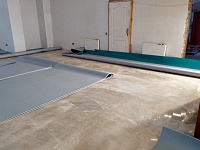 Укладка спортивного линолеума  Частный дом