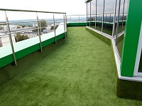 Укладка искусственной травы Domo на крыше