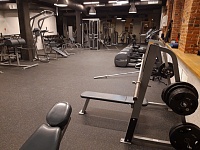 Заливка нивилирующей смеси и укладка резинового рулонного покрытия -255м2