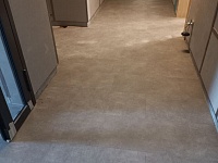 Укладка ПВХ плитки на клей и заливка нивелирующей смеси-4000м2