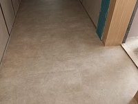 Укладка ПВХ плитки на клей и заливка нивелирующей смеси-4000м2