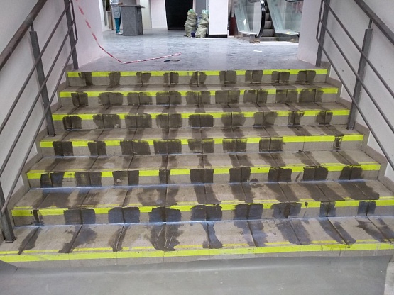 Укладка ковролина на лестницу  Торговый комплекс