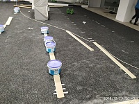 Заливка нивилирующей смеси и укладка резинового рулонного покрытия -255м2