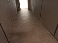 Укладка ПВХ плитки на клей и заливка нивелирующей смеси-4000м2