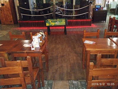 Укладка виниловой плитки на клей в ресторане Золотая Вобла