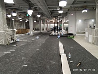 Заливка нивилирующей смеси и укладка резинового рулонного покрытия -255м2