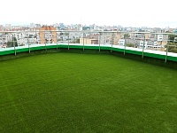 Укладка искусственной травы Domo на крыше