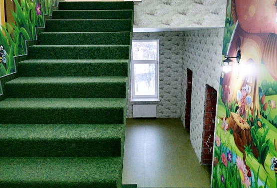 Укладка ковролина на лестницу и монтаж коврового плинтуса  Частный дом