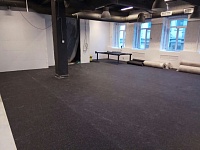 Заливка нивилирующей смеси и укладка резинового рулонного покрытия -255м2