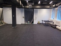 Заливка нивилирующей смеси и укладка резинового рулонного покрытия -255м2