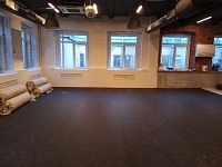 Заливка нивилирующей смеси и укладка резинового рулонного покрытия -255м2