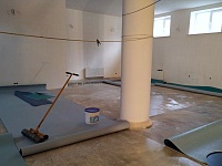 Укладка спортивного линолеума  Частный дом