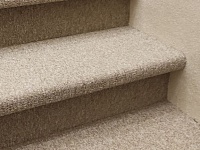 Укладка ковролина на ступени