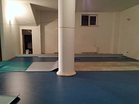 Укладка спортивного линолеума  Частный дом