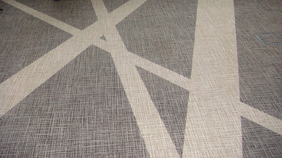 Поставка виниловой и ковровой плитки DHL Офис компании
